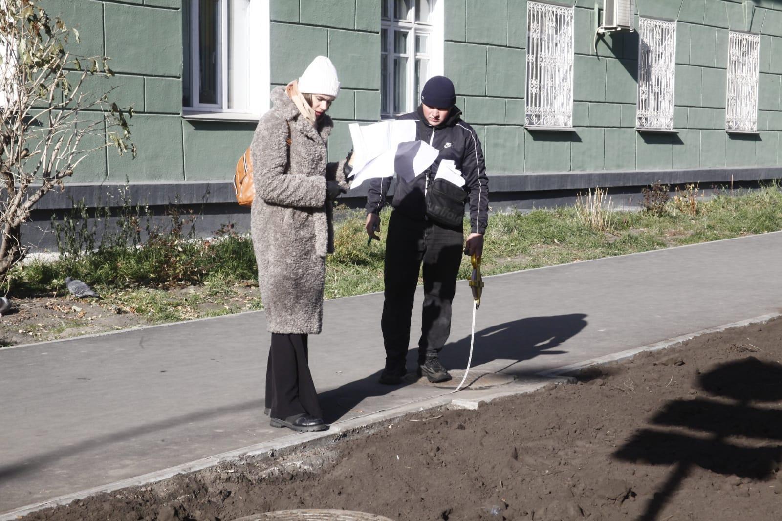 Фото В Новосибирске начали посадку полноразмерных саженцев на Урицкого 3